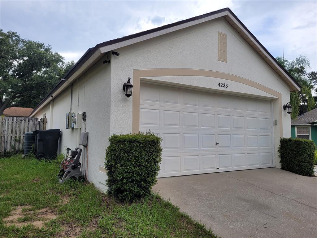 4233 Amber Ridge Lane Valrico, FL 33594 - Photo 4 of 40 a backyard of a house