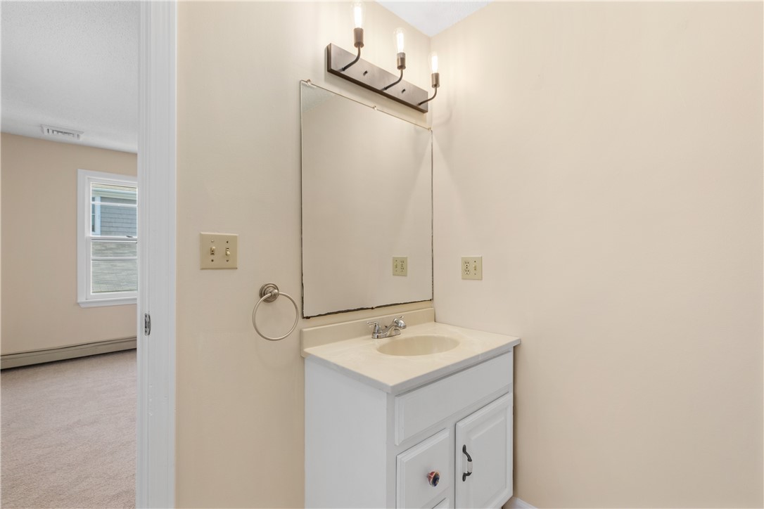 94 Ridgewood Road Middletown, RI 02842 - Photo 14 of 31