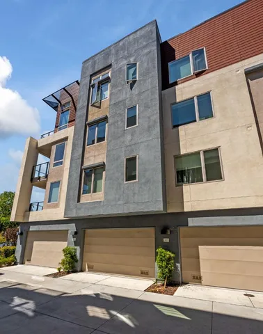 a view of an house with backyard and swimming pool