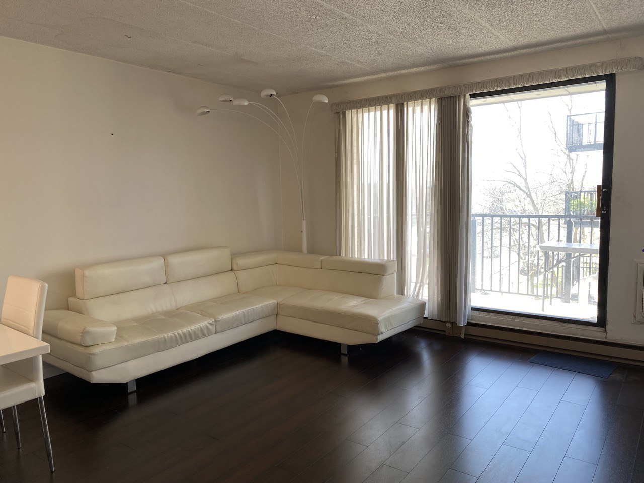 9128 West Terrace Drive, Unit 4B Niles, IL 60714 - Photo 4 of 24 a living room with hard wood floors and a window