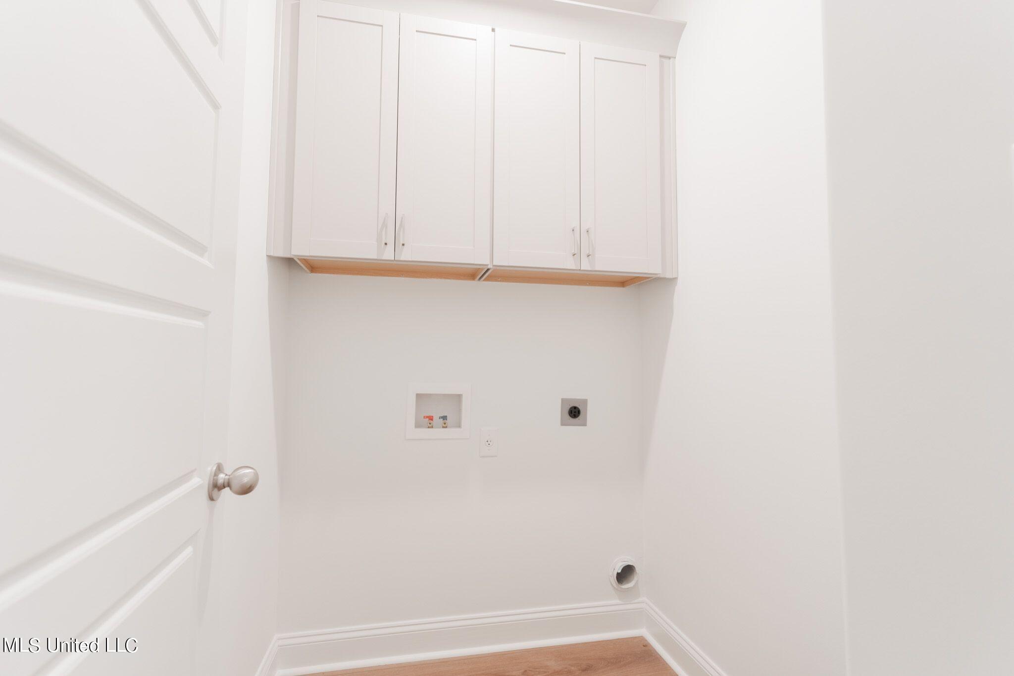 5290 Douglas Drive Olive Branch, MS 38654 - Photo 18 of 37 laundry room