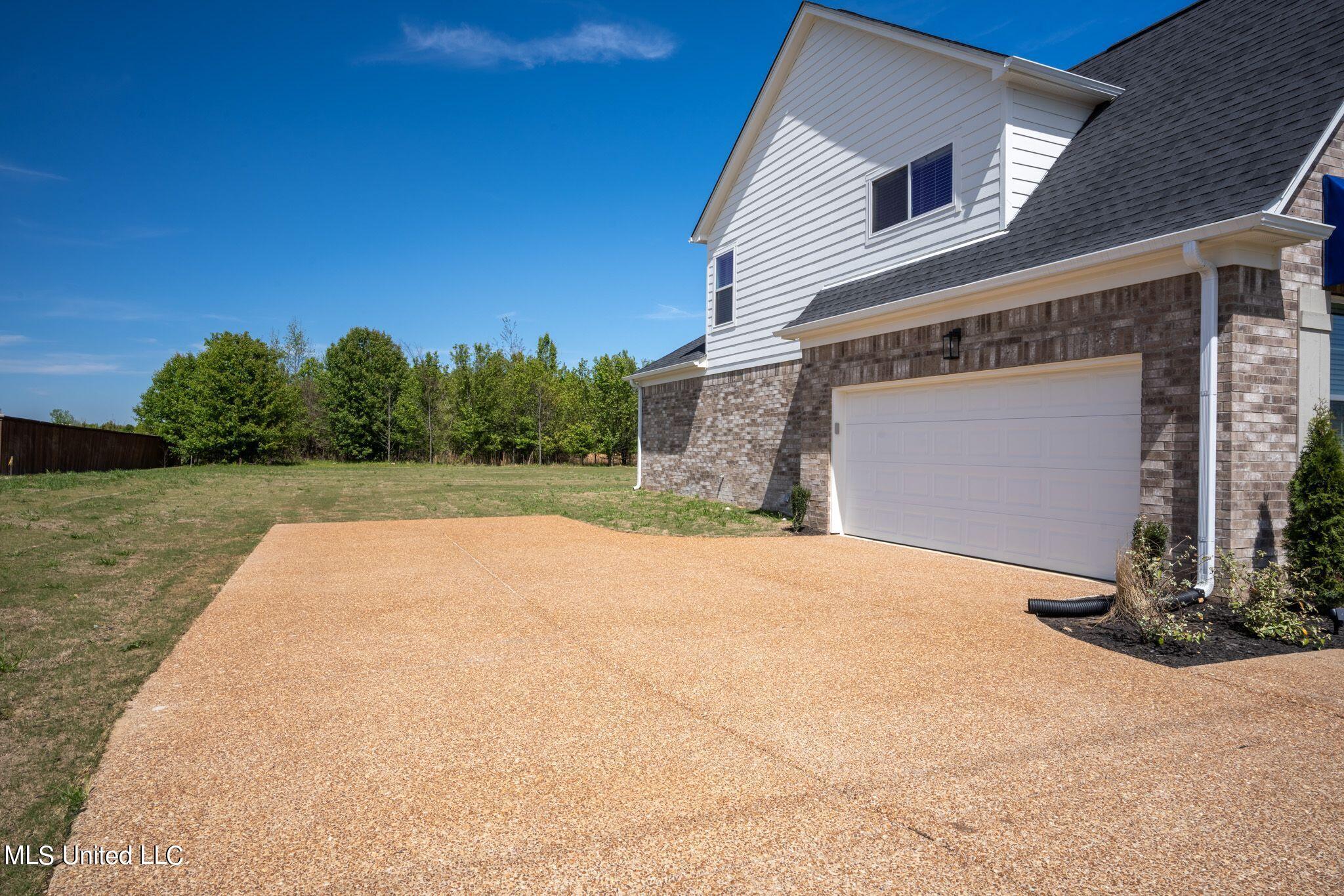 5290 Douglas Drive Olive Branch, MS 38654 - Photo 3 of 37 garage