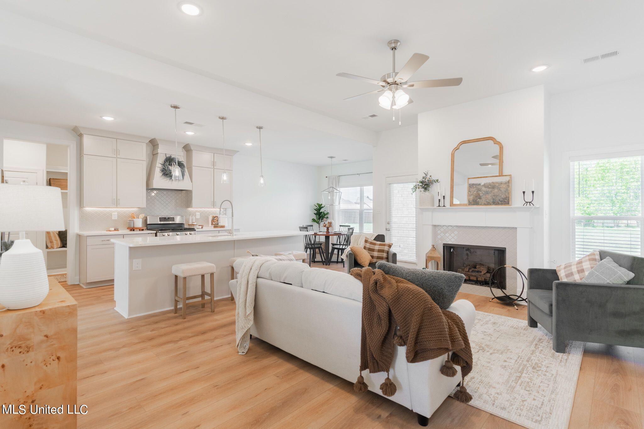 5290 Douglas Drive Olive Branch, MS 38654 - Photo 9 of 37 family room