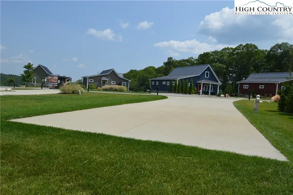 a view of an house with backyard and garden