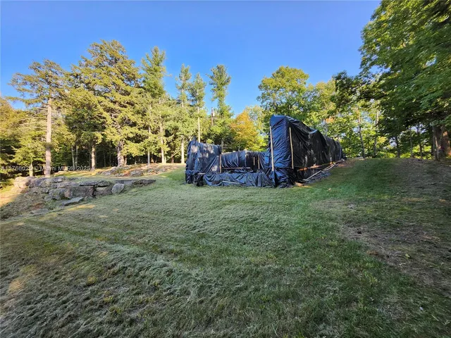 a view of a backyard