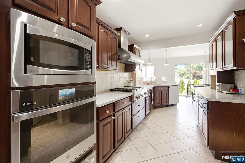 71 Intervale Road Teaneck, NJ 07666 - Photo 4 of 22