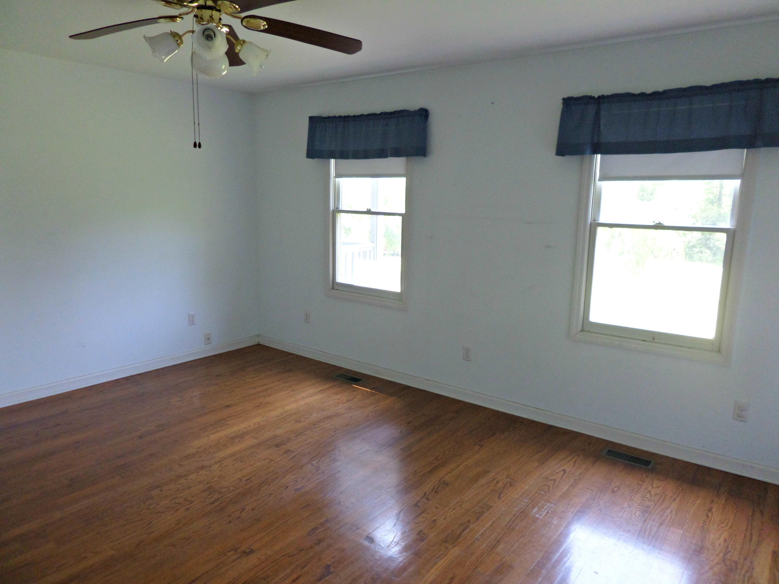 215 Old Batley Road Clinton, TN 37716 - Photo 14 of 38 Master Bedroom