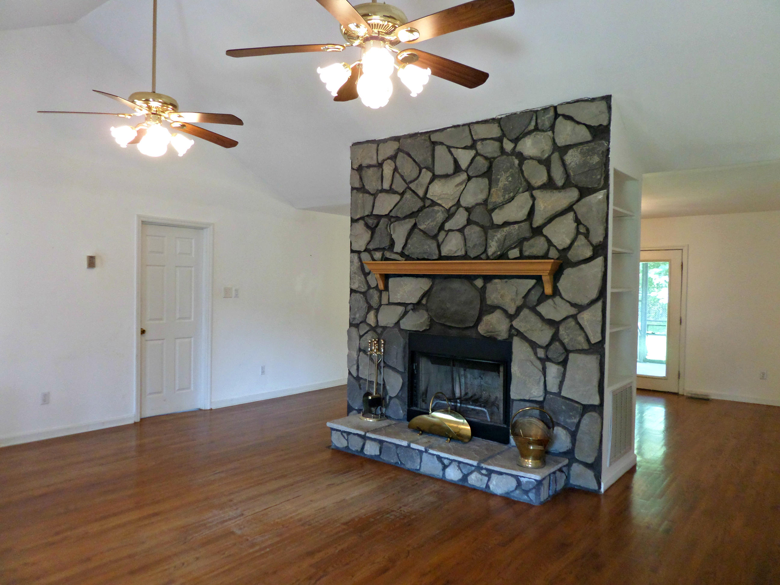215 Old Batley Road Clinton, TN 37716 - Photo 4 of 38 Living Room2