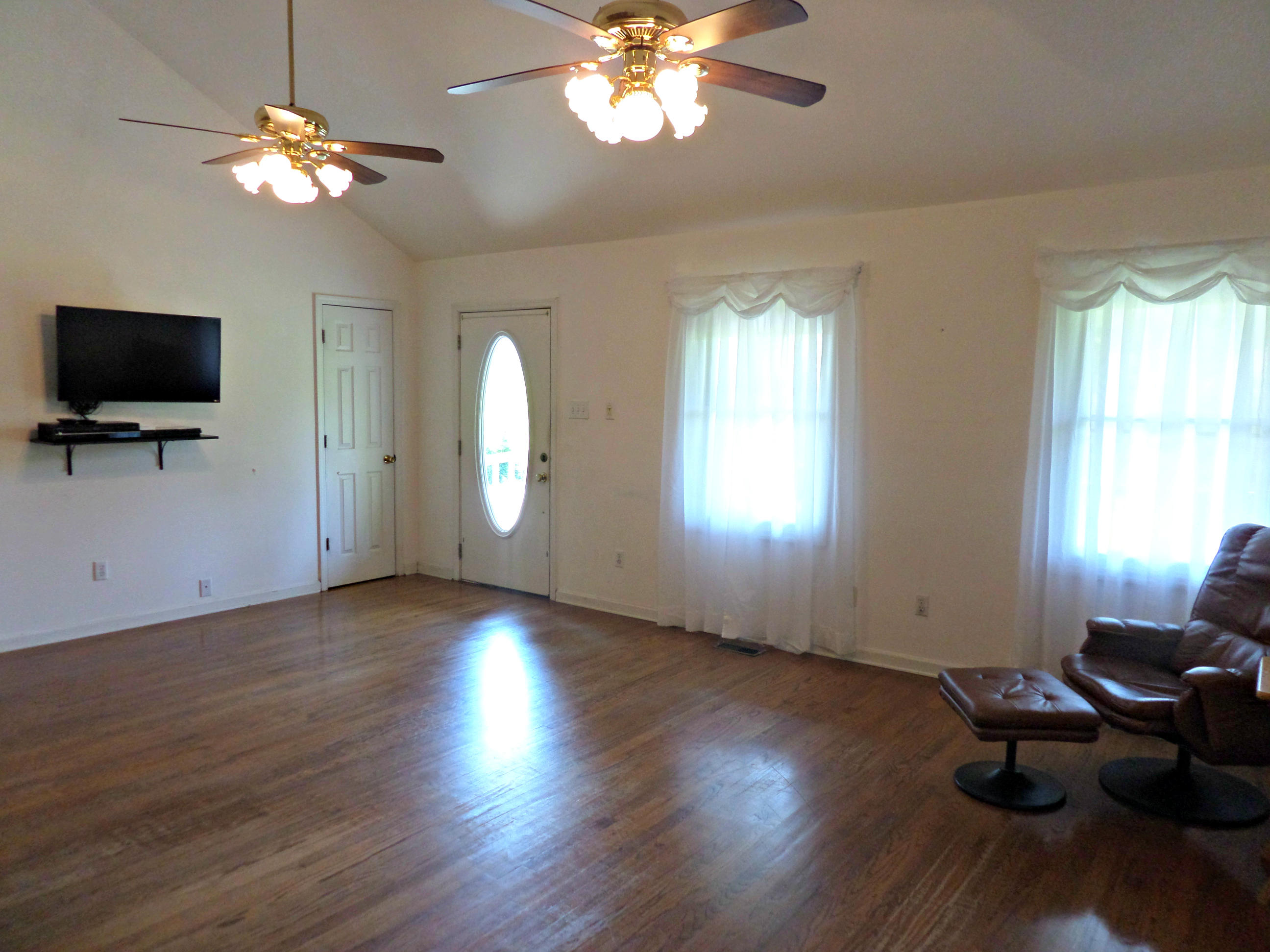 215 Old Batley Road Clinton, TN 37716 - Photo 5 of 38 Living Room