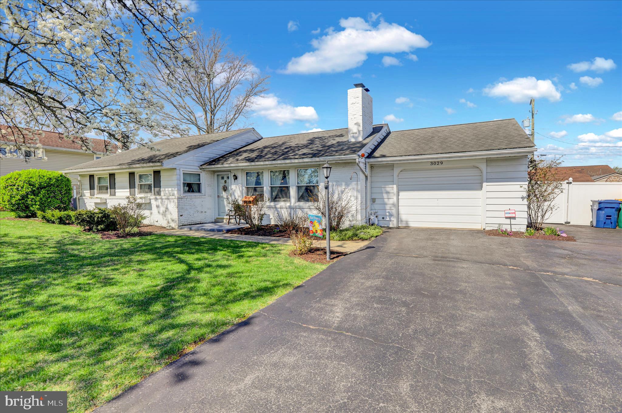 a view of a house with backyard and porch