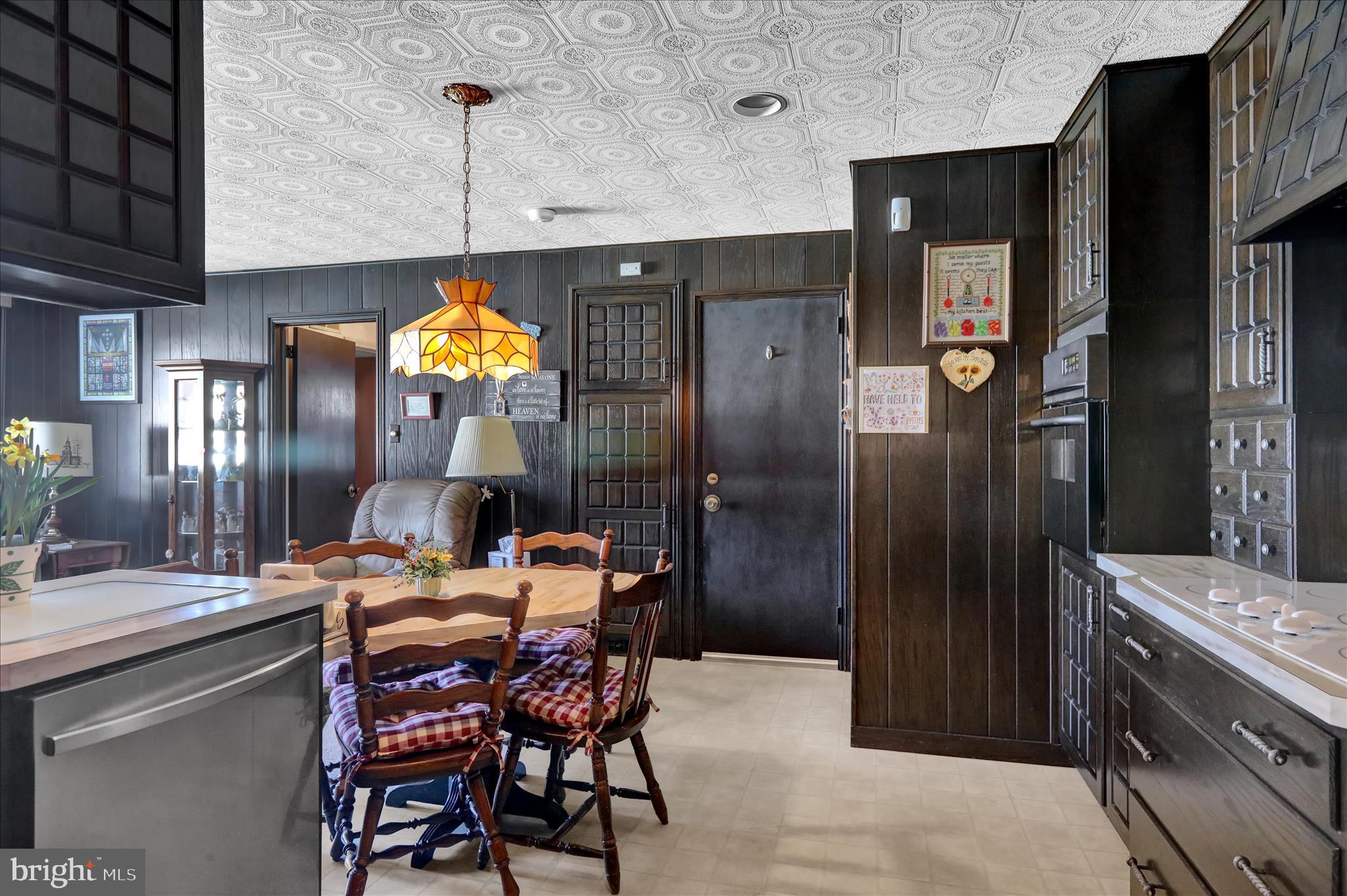 3029 Merritt Parkway Reading, PA 19608 - Photo 18 of 36 a kitchen with a table and chairs