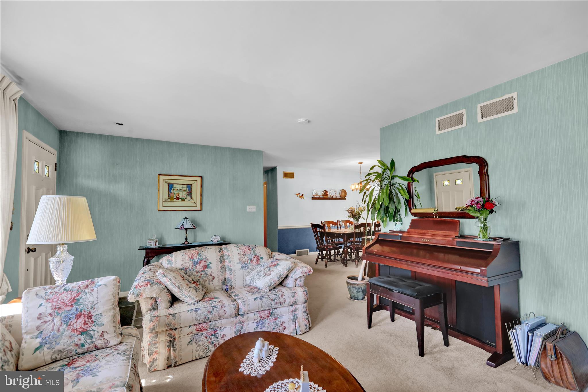 3029 Merritt Parkway Reading, PA 19608 - Photo 8 of 36 a living room with furniture and a lamp