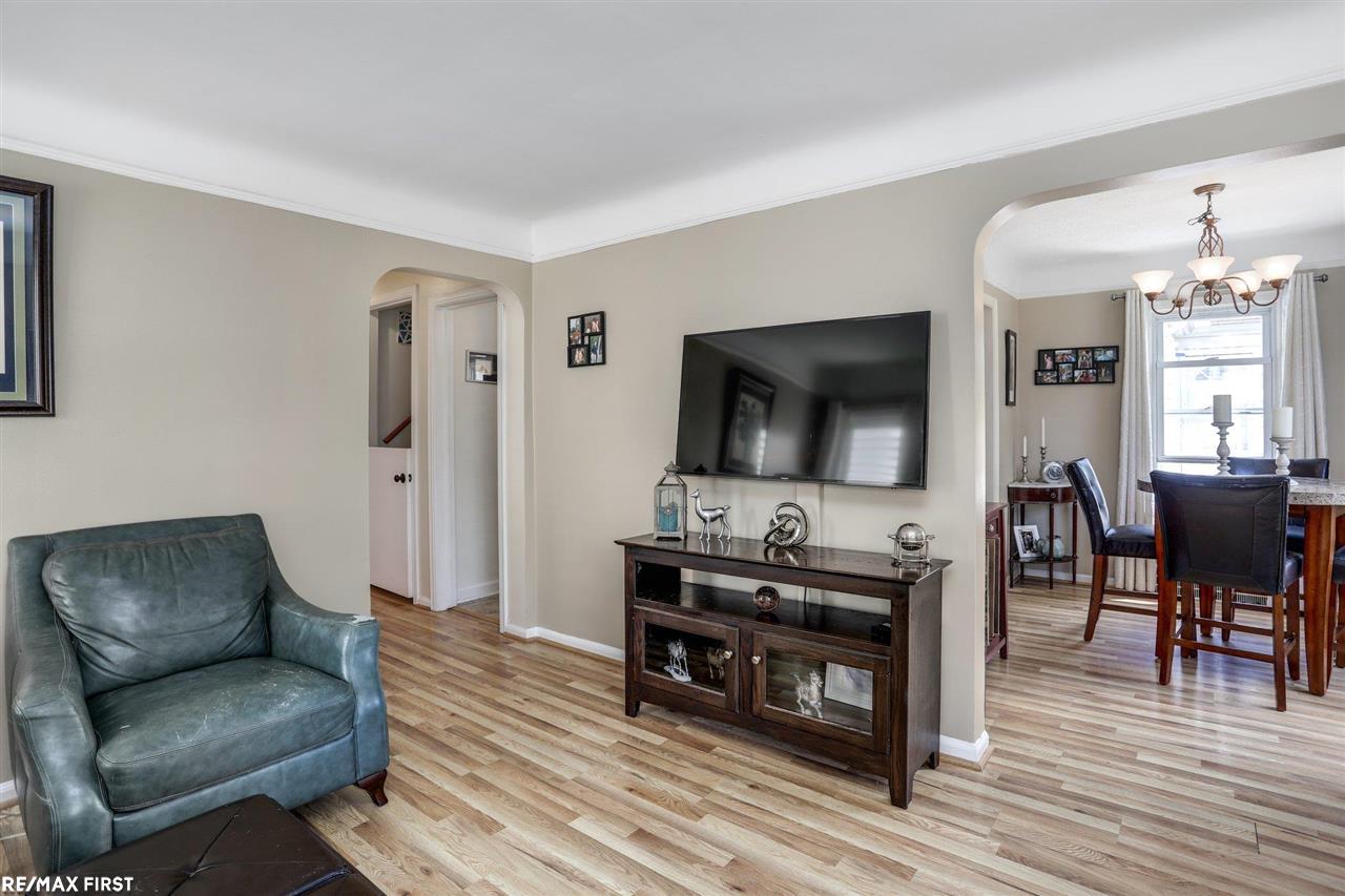 50053456-2.JPG
