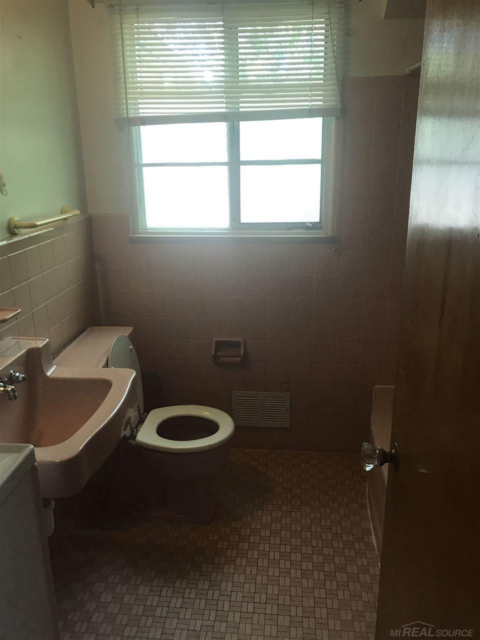 2162 Vernier Road Grosse Pointe, MI 48236 - Photo 9 of 23