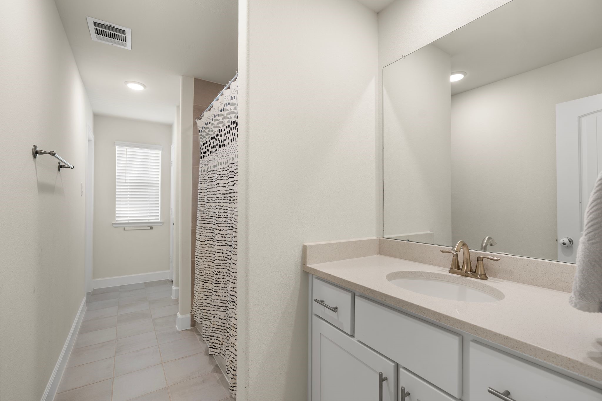 5230 Darling Street Houston, TX 77007 - Photo 31 of 34 The full bathroom shared by the two secondary bedrooms.