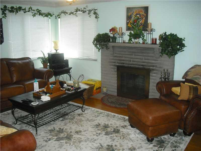 1037 Silver Lane McKees Rocks, PA 15136 - Photo 13 of 16 Living Room.