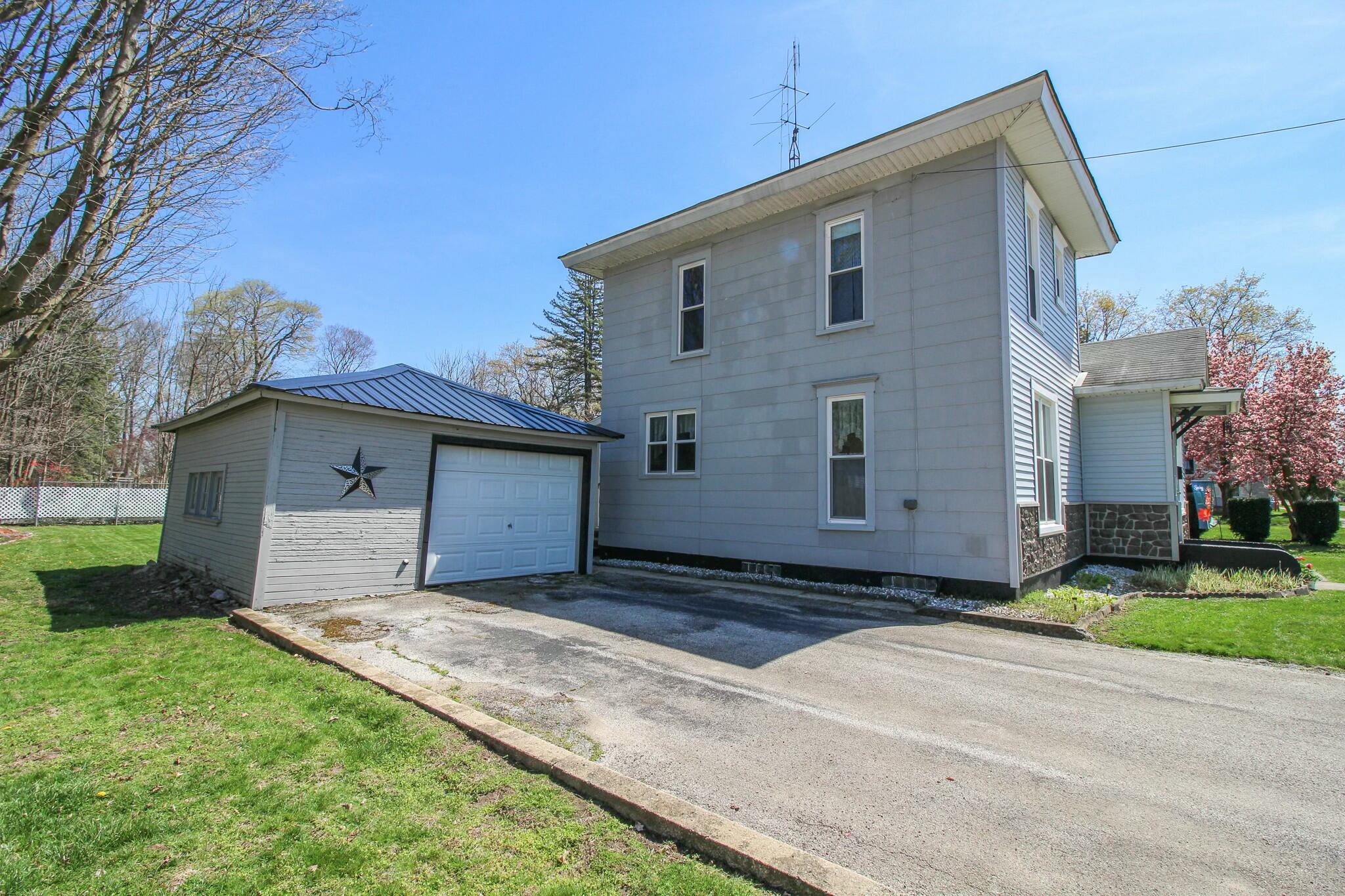 305 North Douglas Avenue Three Rivers, MI 49093 - Photo 3 of 30 tempImage2rk0dU