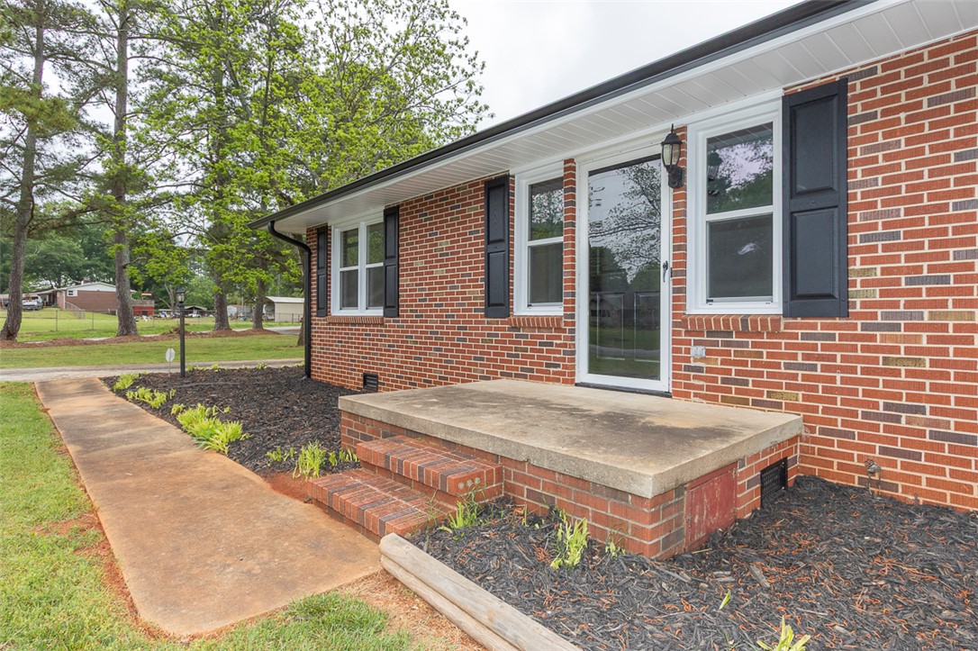 4082 Old Portman Road Anderson, SC 29626 - Photo 4 of 46