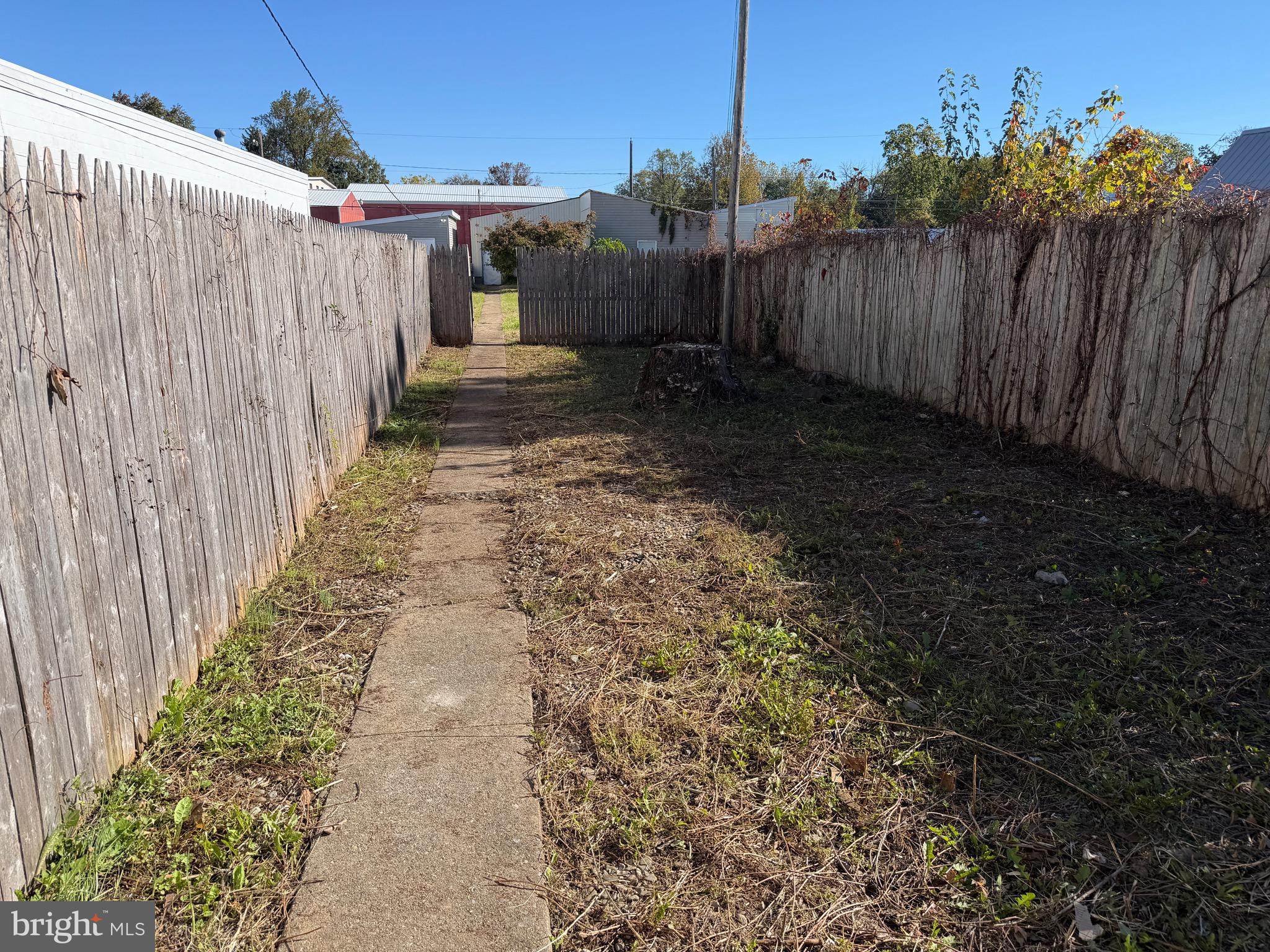 125 South Main Street Manheim, PA 17545 - Photo 7 of 27 a backyard of a house