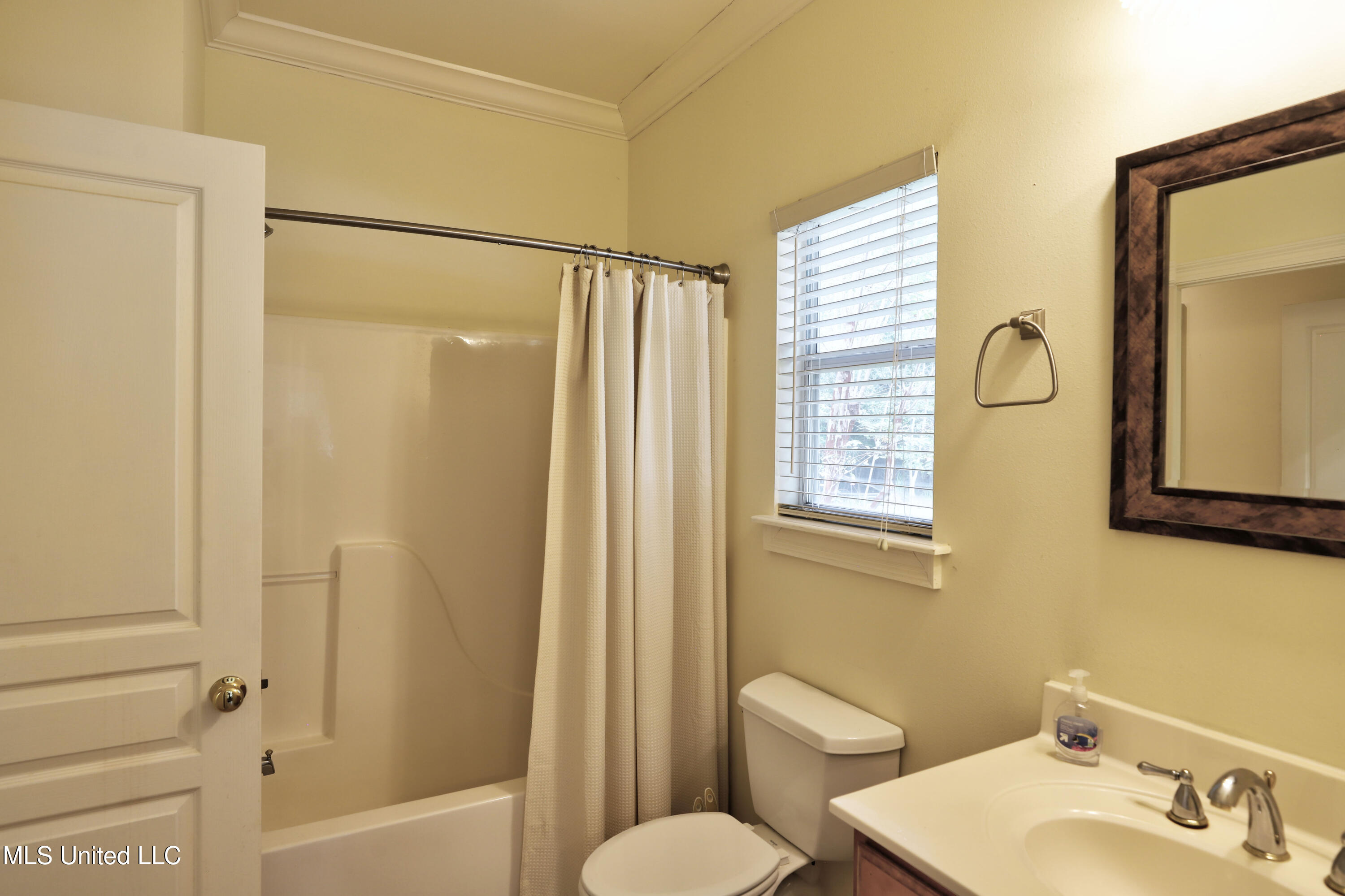 6333 Apelehama Road Diamondhead, MS 39525 - Photo 17 of 31 Bathroom