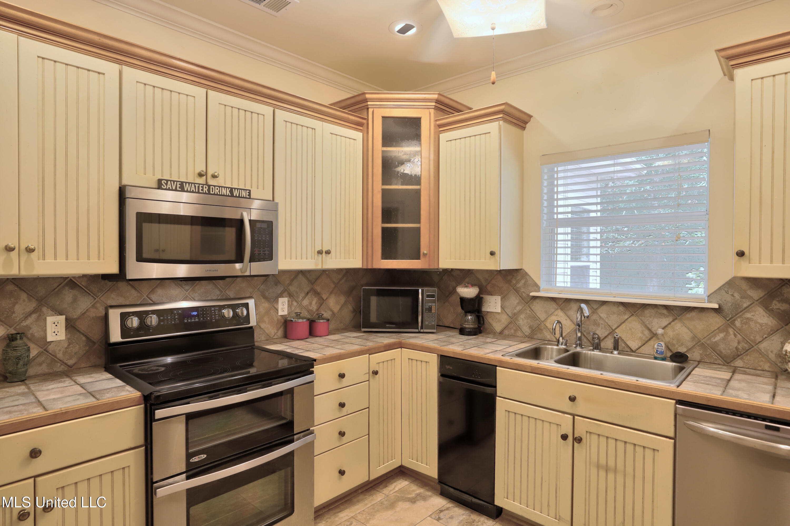 6333 Apelehama Road Diamondhead, MS 39525 - Photo 8 of 31 Kitchen