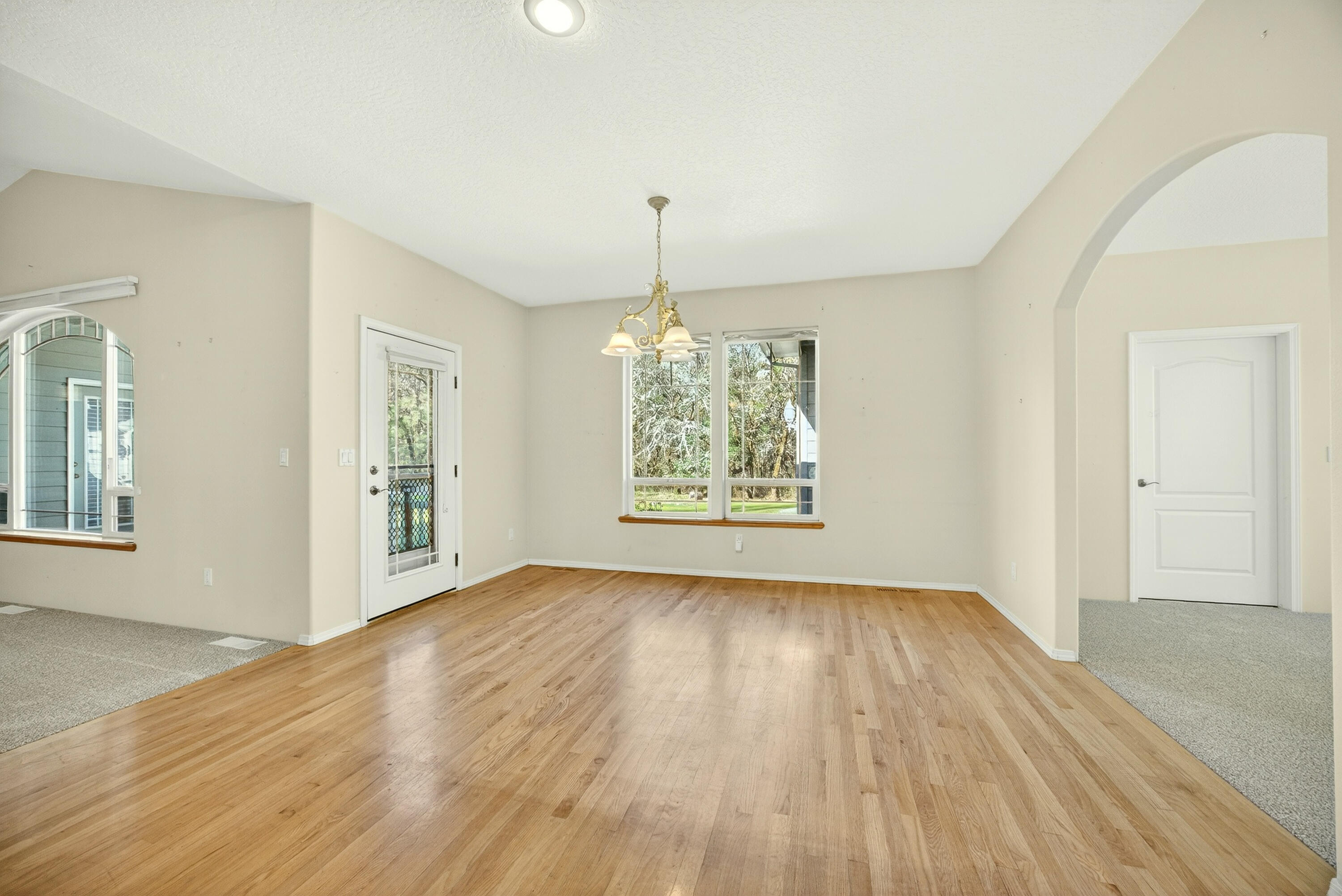 150 Ridgefield Road Grants Pass, OR 97527 - Photo 13 of 34 Informal dining area adjacent to the kitchen