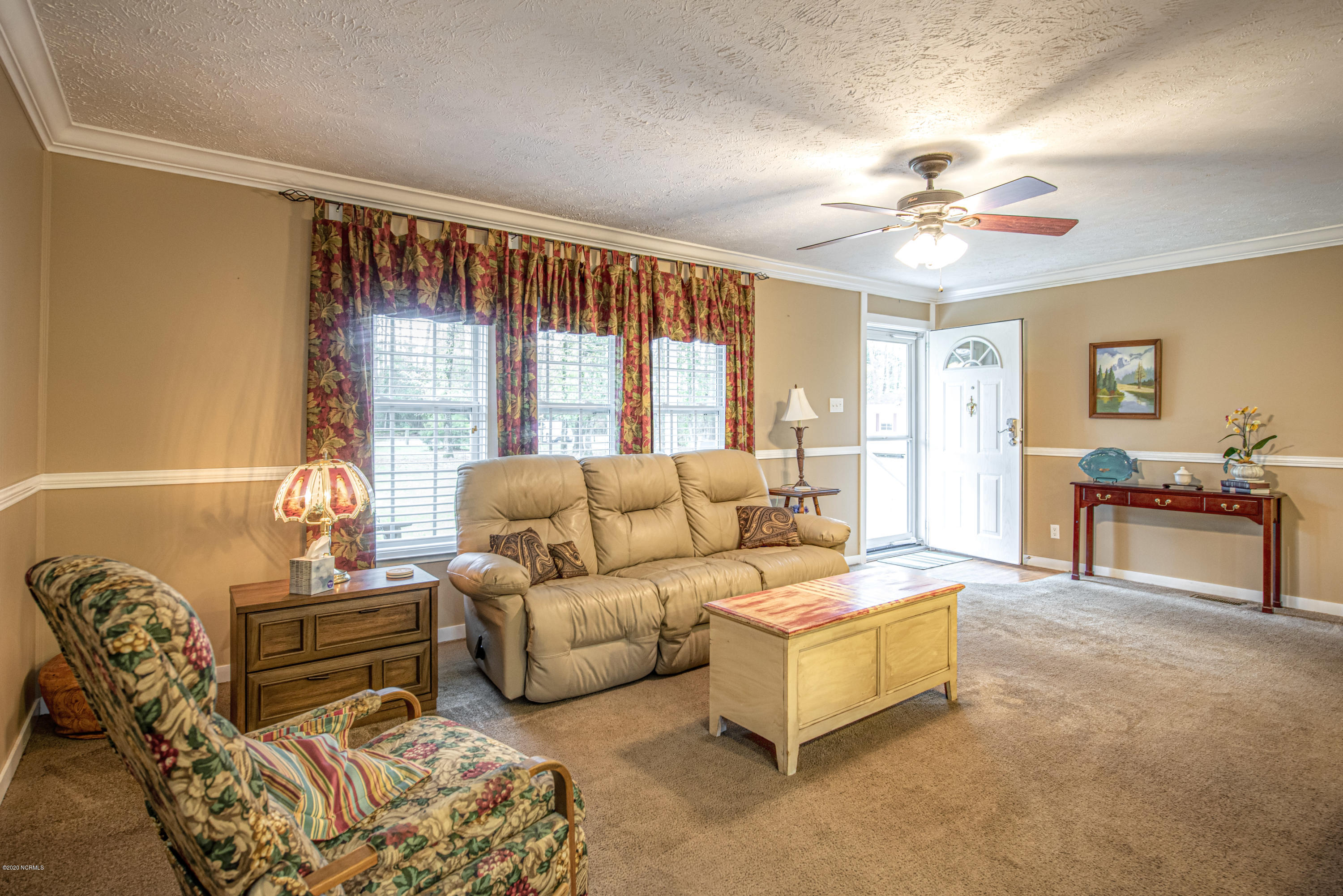 493 King Neck Road New Bern, NC 28560 - Photo 9 of 27 Living Room