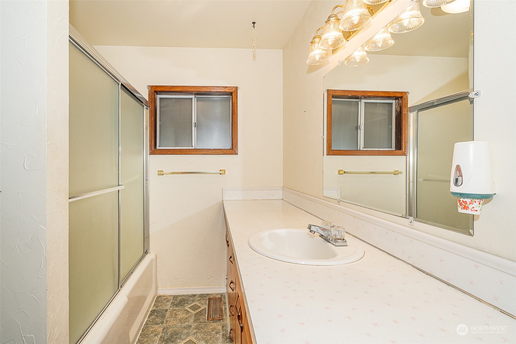 728 Rhoades Road Winlock, WA 98596 - Photo 22 of 40 a bathroom with a bathtub and a sink