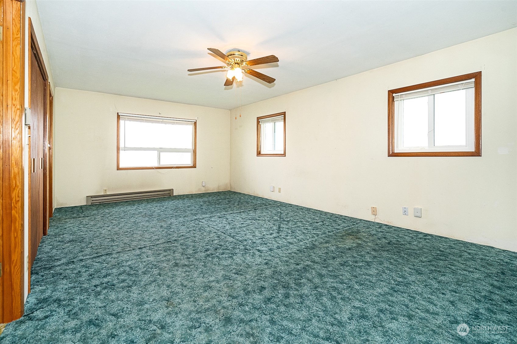 728 Rhoades Road Winlock, WA 98596 - Photo 9 of 40 an empty room with windows and fan