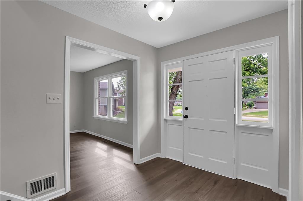 7463 Avalon Trail Road Indianapolis, IN 46250 - Photo 4 of 57 Gallery Image 4