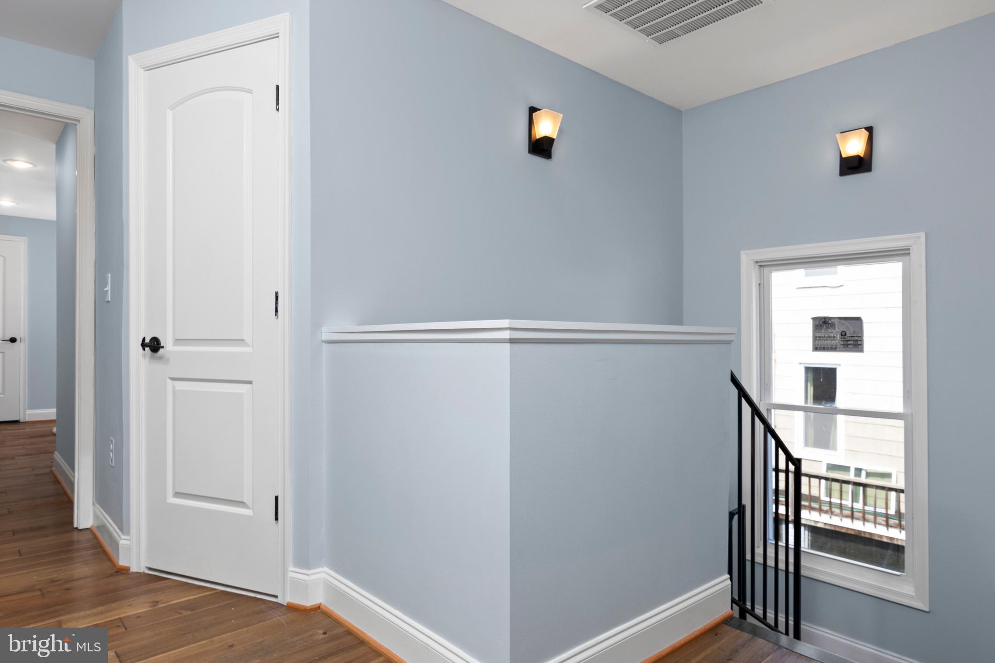 3738 Falls Road Baltimore, MD 21211 - Photo 10 of 39 Sunny top floor vestibule