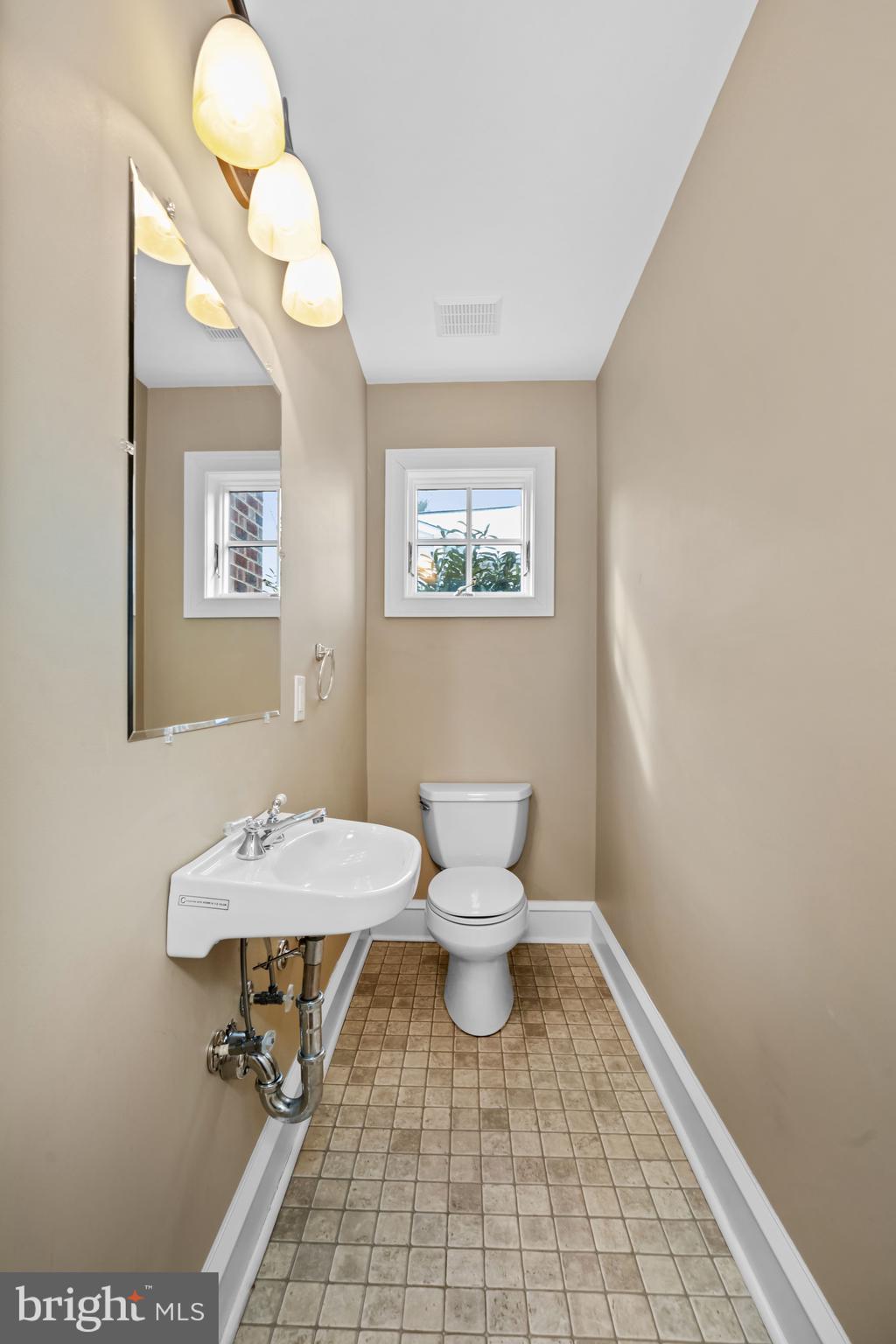 1900 Field Road Wilmington, DE 19806 - Photo 70 of 90 Powder room in garage apartment foyer.