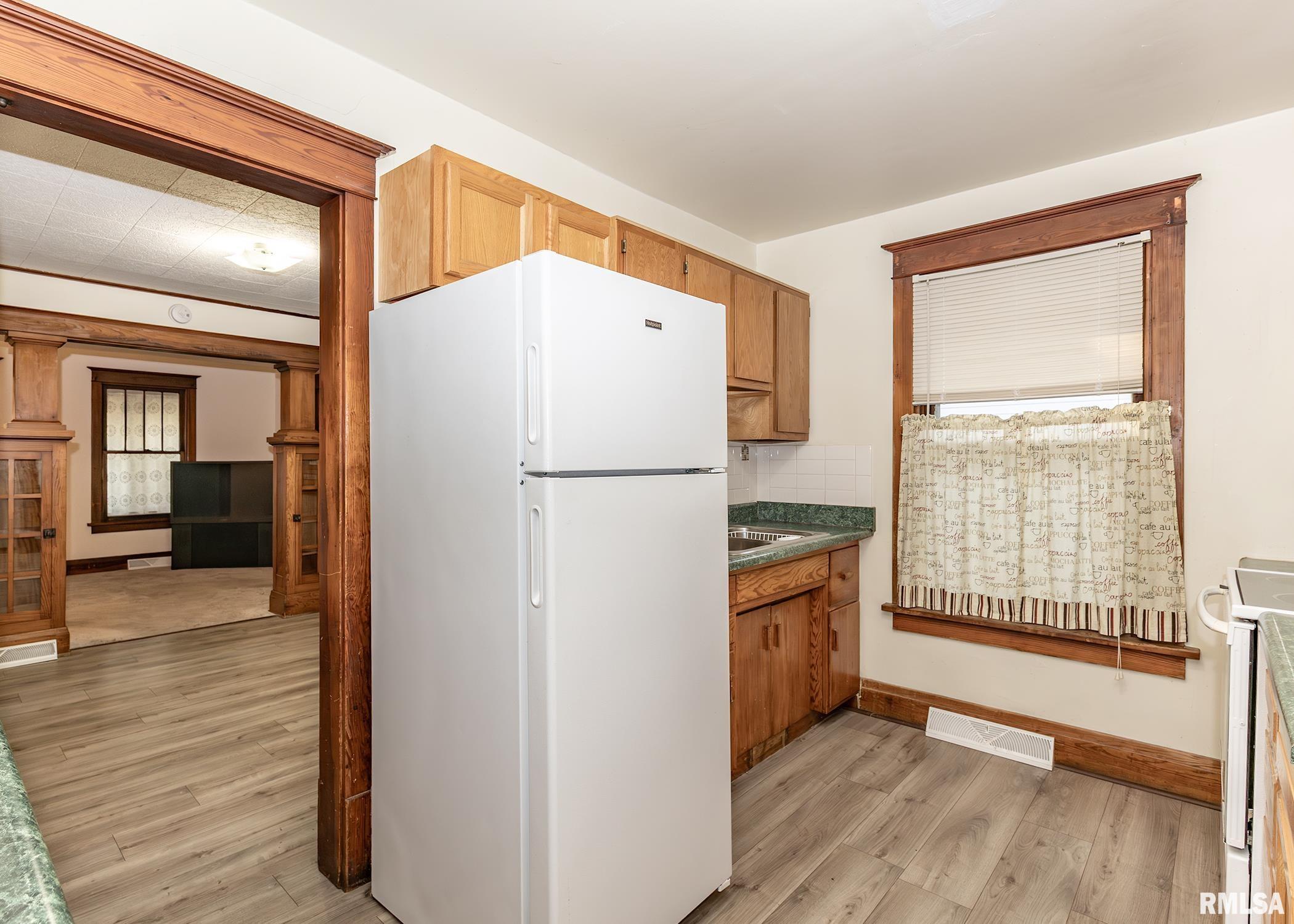 239 17th Place Clinton, IA 52732 - Photo 8 of 23