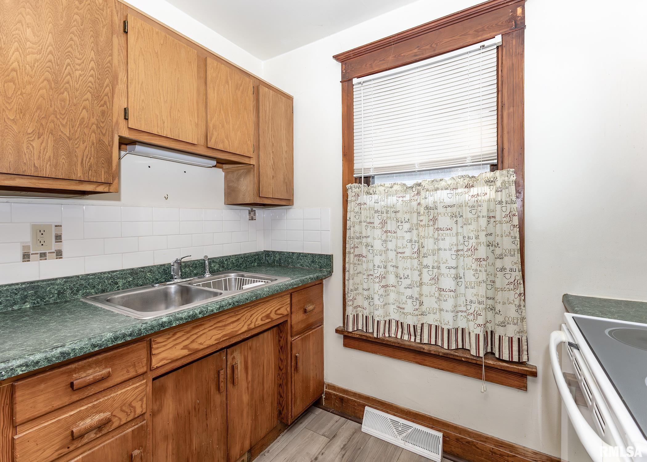 239 17th Place Clinton, IA 52732 - Photo 10 of 23