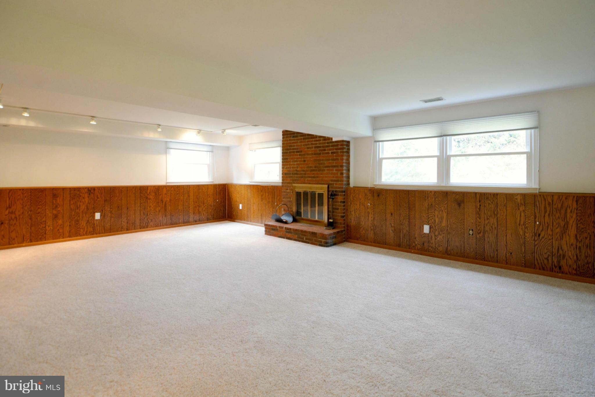 9142 Rockefeller Lane Springfield, VA 22153 - Photo 15 of 28 Living Room