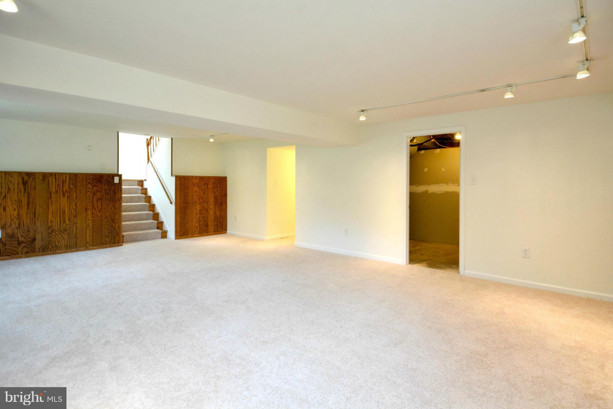 9142 Rockefeller Lane Springfield, VA 22153 - Photo 16 of 28 Living Room