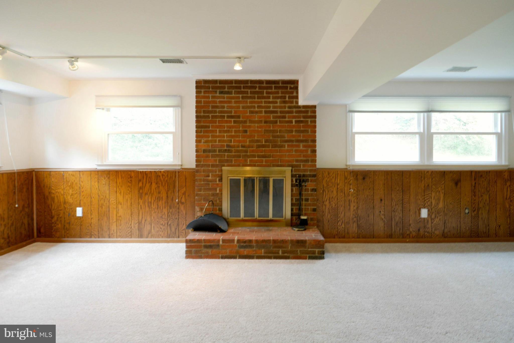9142 Rockefeller Lane Springfield, VA 22153 - Photo 17 of 28 Living Room