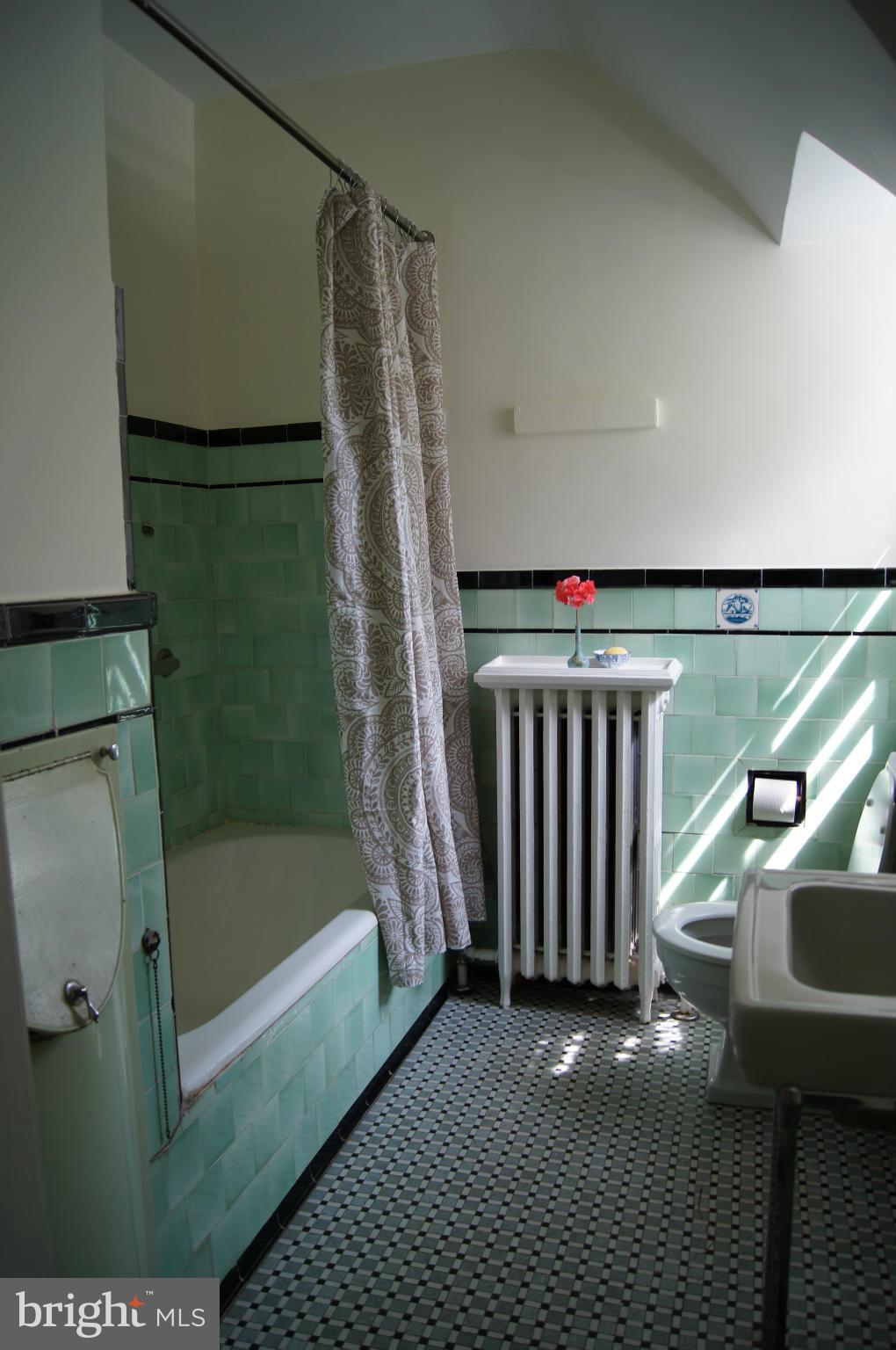 7101 Copeleigh Road Baltimore, MD 21212 - Photo 20 of 30 a bathroom with a shower and a tub
