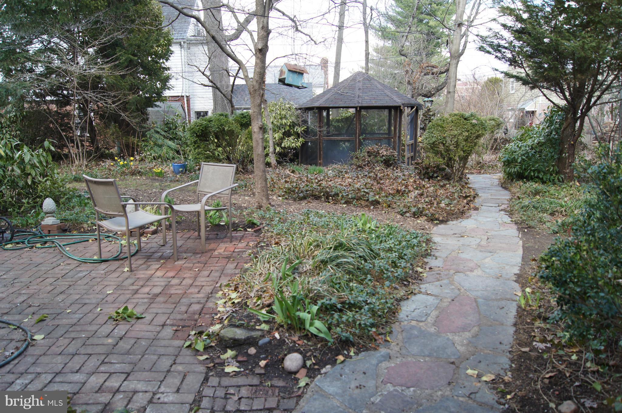 7101 Copeleigh Road Baltimore, MD 21212 - Photo 29 of 30 a view of a patio with chair and table