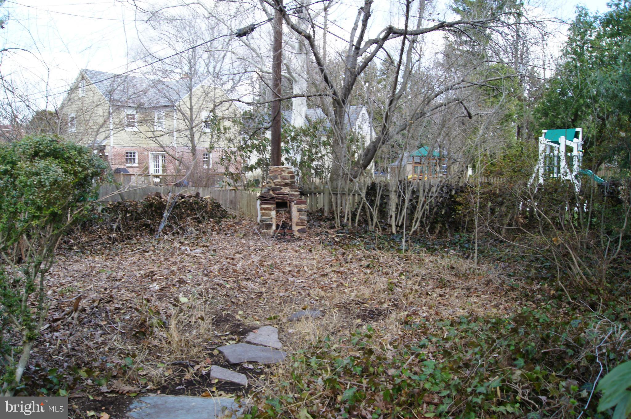 7101 Copeleigh Road Baltimore, MD 21212 - Photo 30 of 30 a backyard of a house with lots of green space
