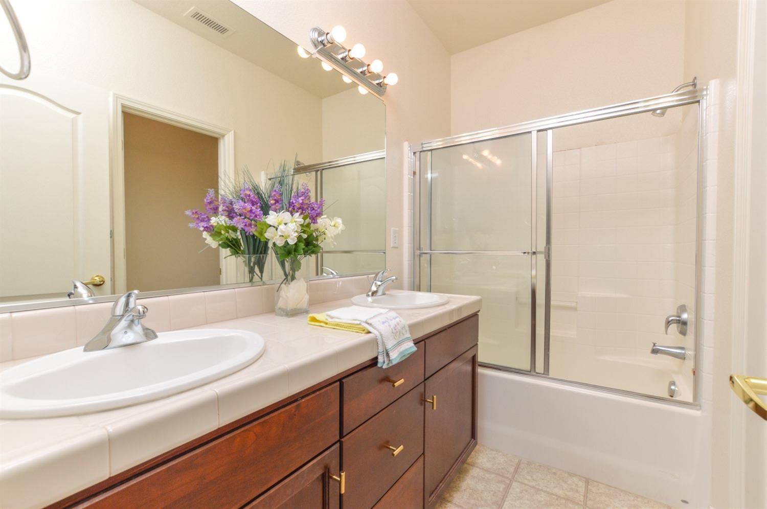 1687 Glen Oban Lane Clovis, CA 93619 - Photo 14 of 20 Hall Bath