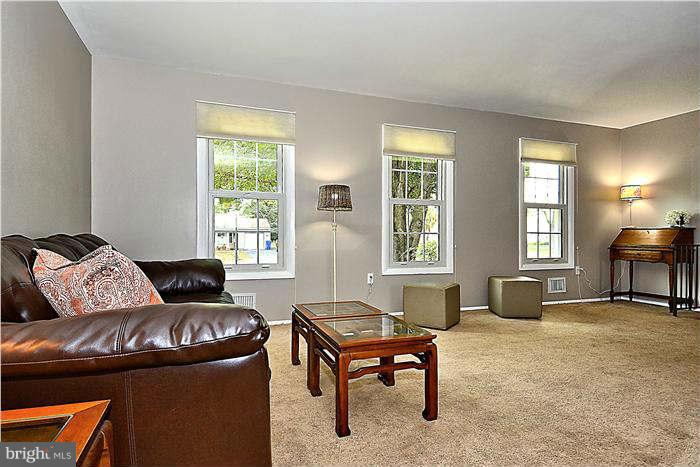 17317 Hughes Road Poolesville, MD 20837 - Photo 10 of 29 Living Room