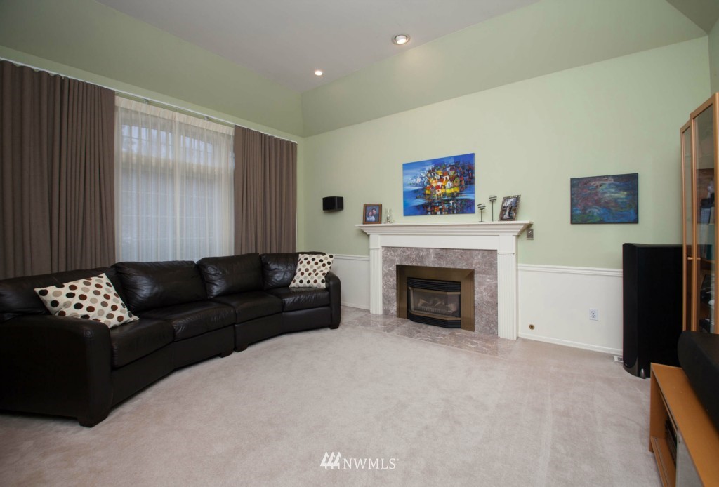 18609 139th Way Southeast Renton, WA 98058 - Photo 3 of 21 Gallery Image 3