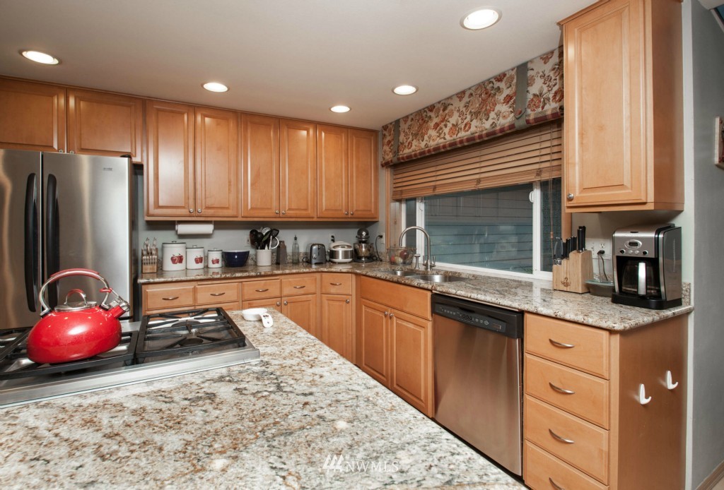 18609 139th Way Southeast Renton, WA 98058 - Photo 6 of 21 Gallery Image 6