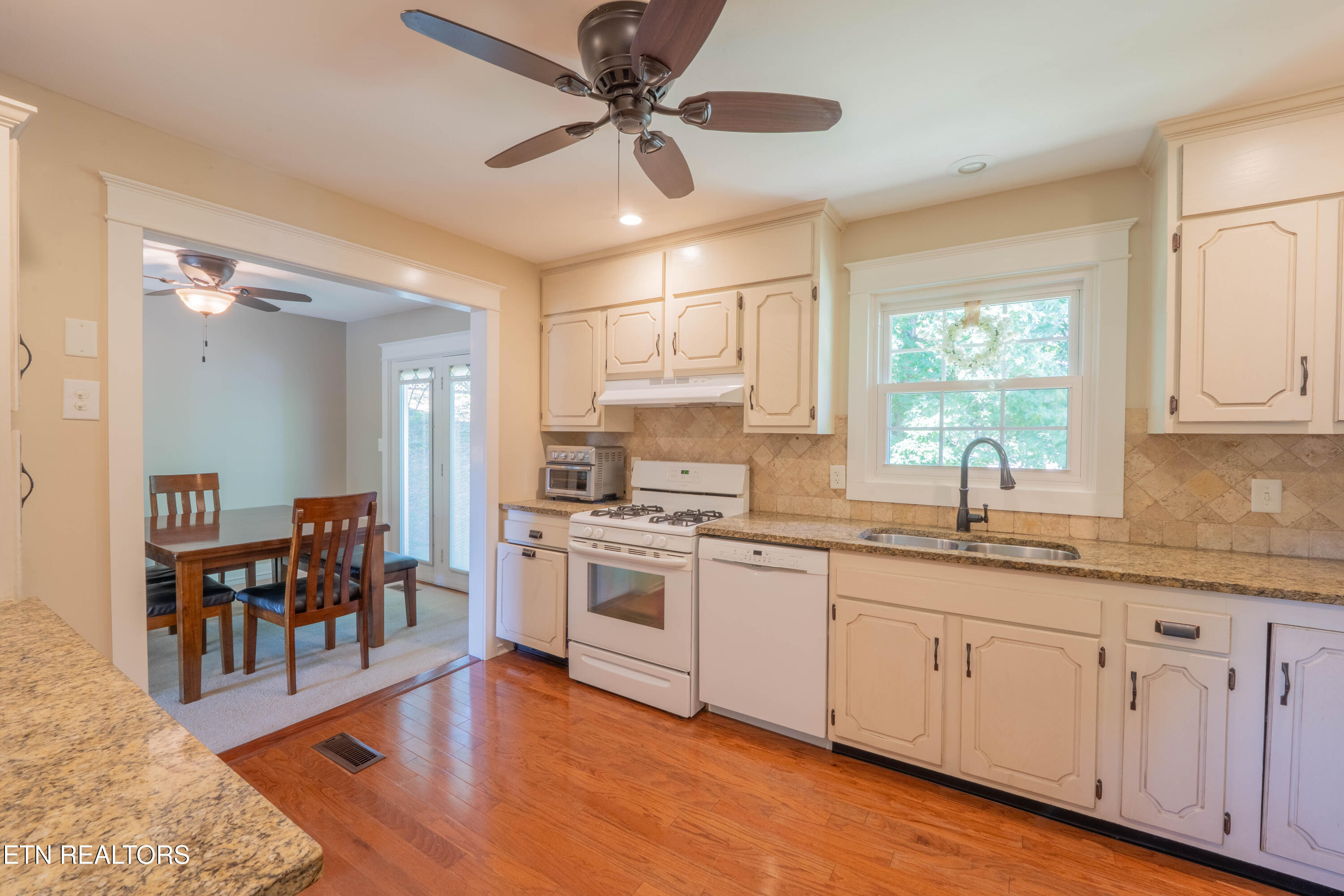 4517 Royalview Road Knoxville, TN 37921 - Photo 8 of 29 Kitchen