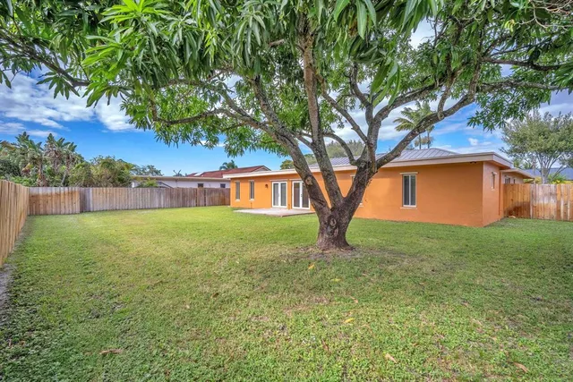 a view of a yard with a house