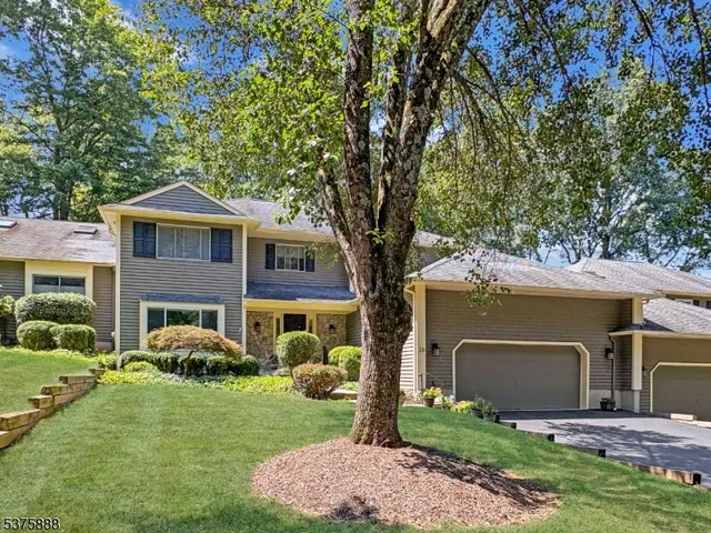$679,000 | 26 Hunters Circle, Lebanon, NJ 08833