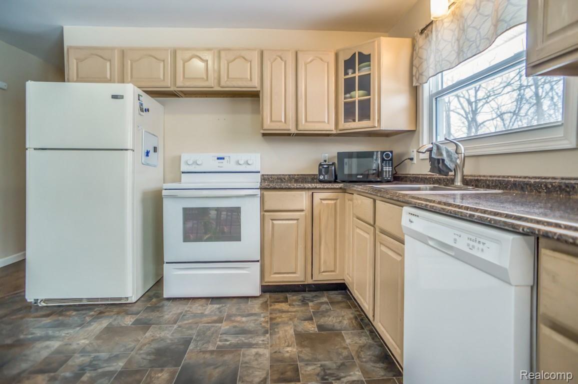 2890 Fleming Road Howell, MI 48855 - Photo 11 of 25 All appliances are included