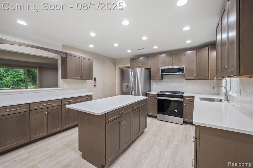 4866 Walnut Lake Road Bloomfield Hills, MI 48301 - Photo 5 of 33