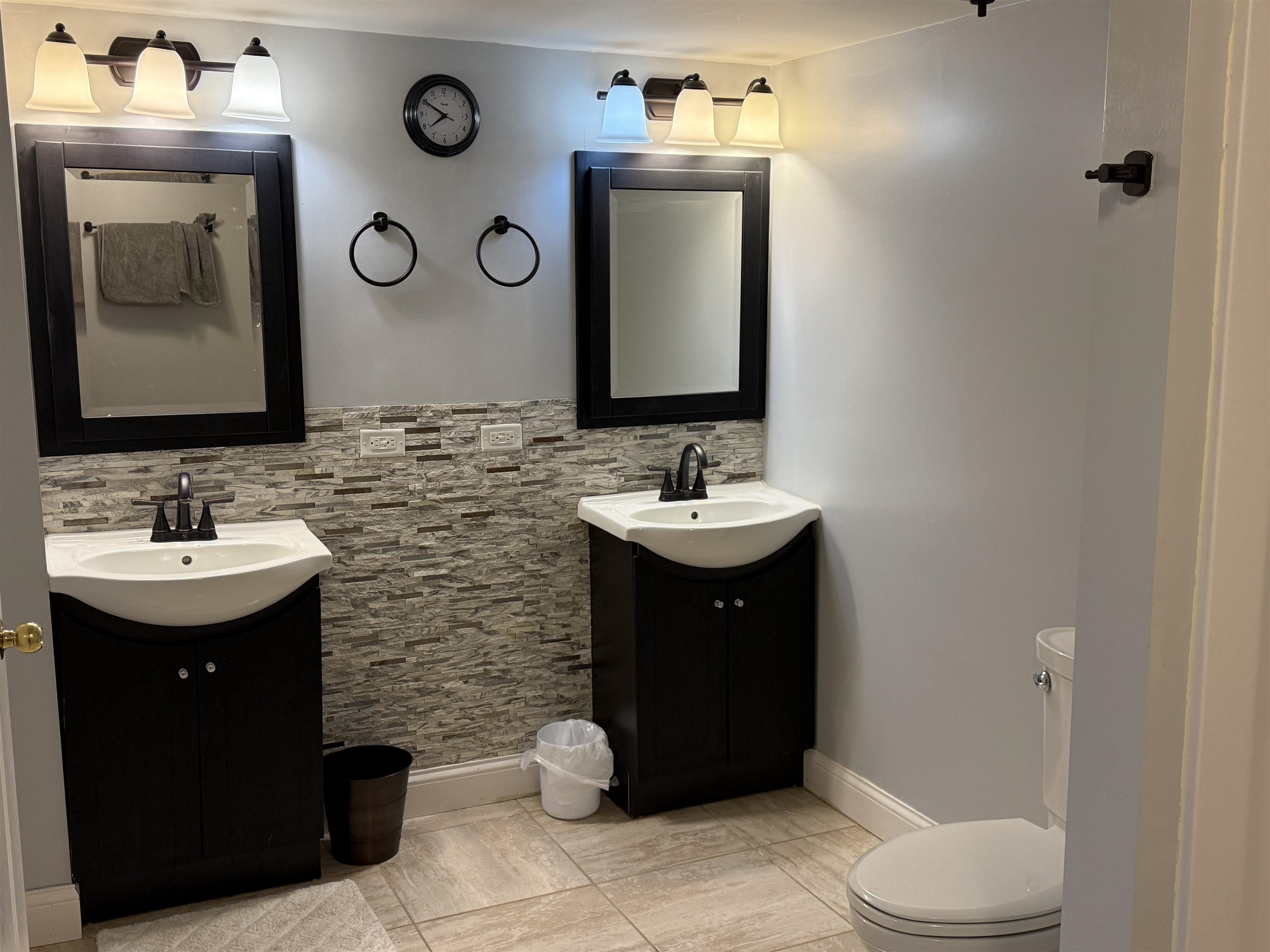 649 Roxbury Road Rockford, IL 61107 - Photo 17 of 19 a bathroom with a sink and a mirror